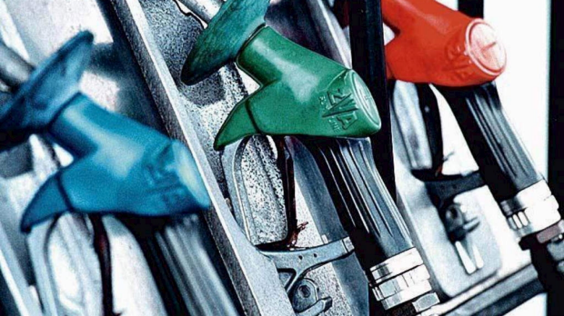 Article image for Petrol prices falling but fuel companies holding off savings