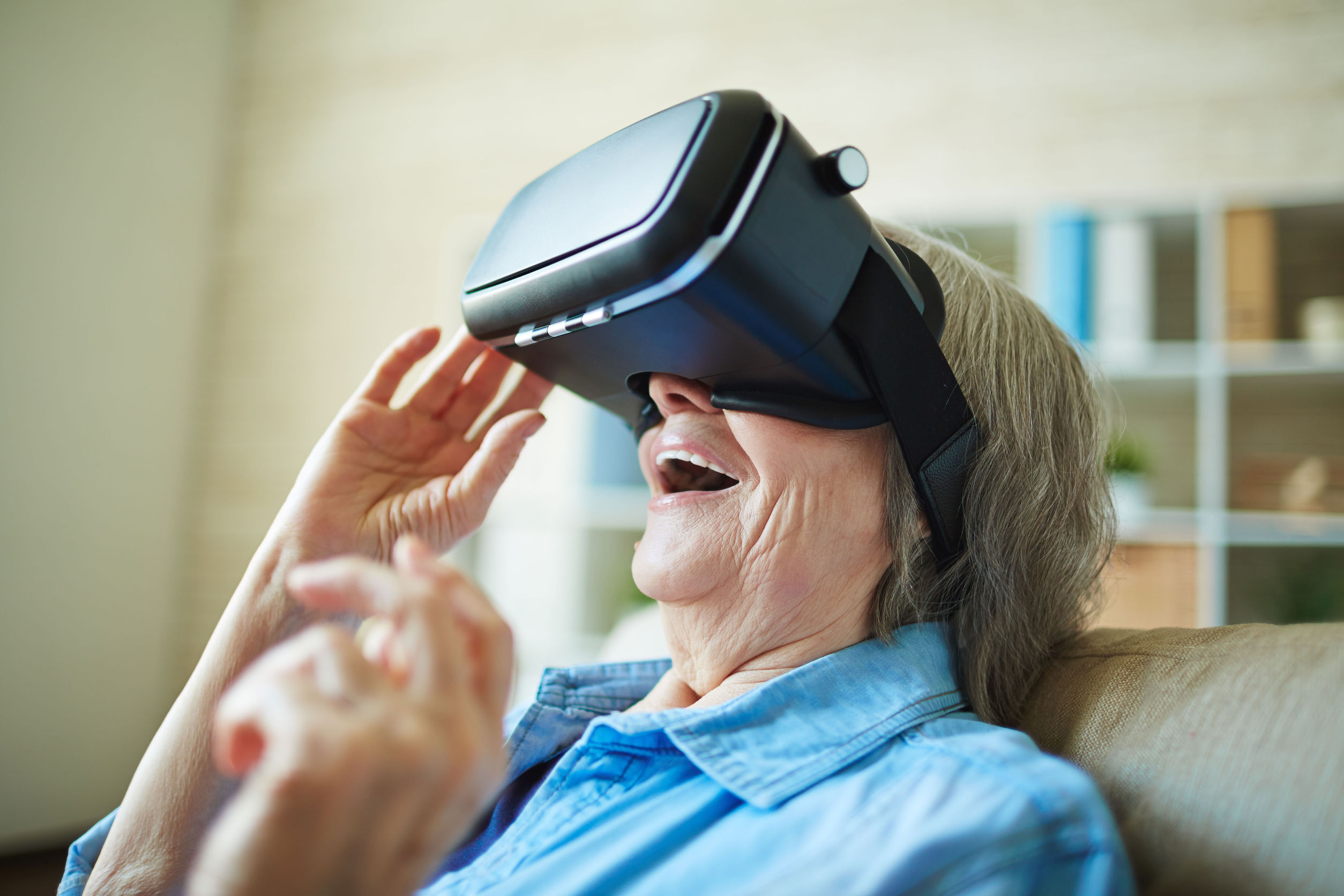 Видео наблюдающие женщины. Бабушка и виртуальная реальность. Современная бабушка. Бубушки в шлемах виртуальнгой реальности. Бабушка и современные технологии.