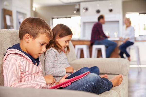 Article image for Parents admit they struggle to limit their children’s screen time