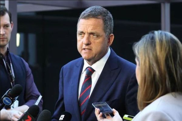 Russell-Weisz under pressure to explain contract extension - 6PR
