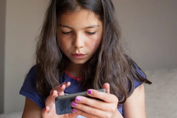 Device time puts children’s eyesight at risk