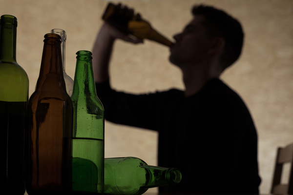 Aussies drinking to get drunk