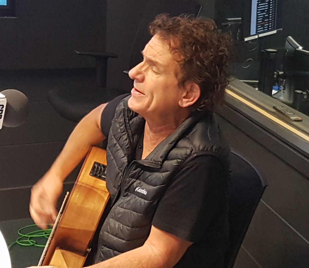 Ian Moss plays live in the studio