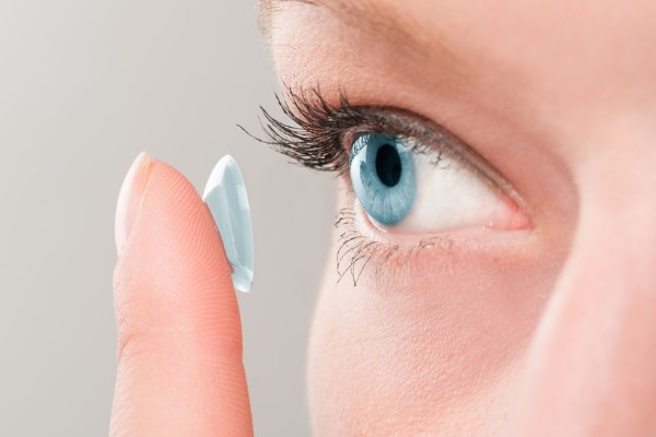 Why are Aussies with perfect vision wearing these new contact lenses?