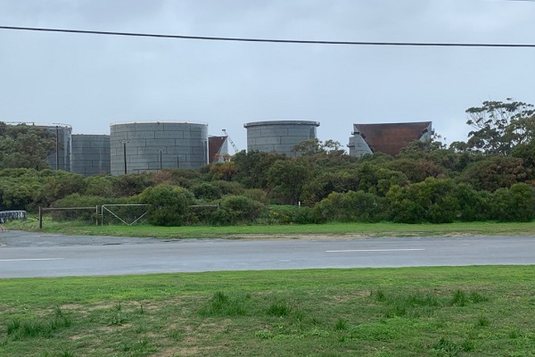 Calls for a WorkSafe investigation after tanks collapse in Kwinana Beach