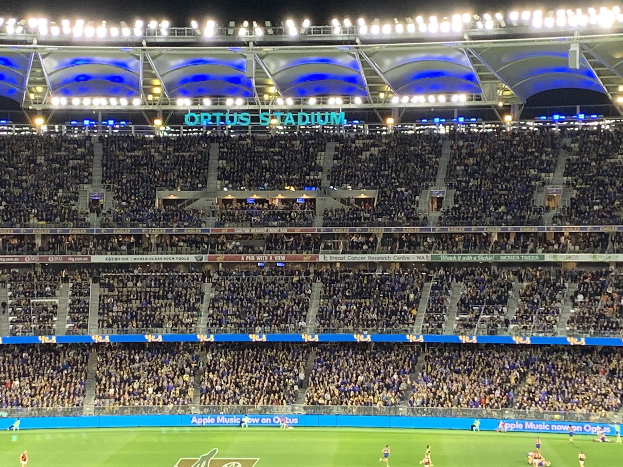 WA nurses call for crowd ban at the footy