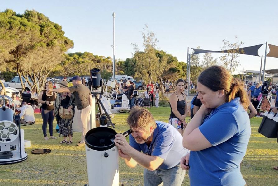 Article image for Crowds pack WA beaches to get a glimpse of history