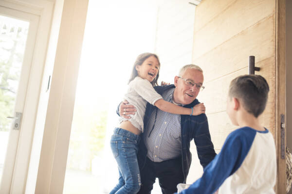 Article image for Why grandparents shouldn’t hug their grandkids this Christmas