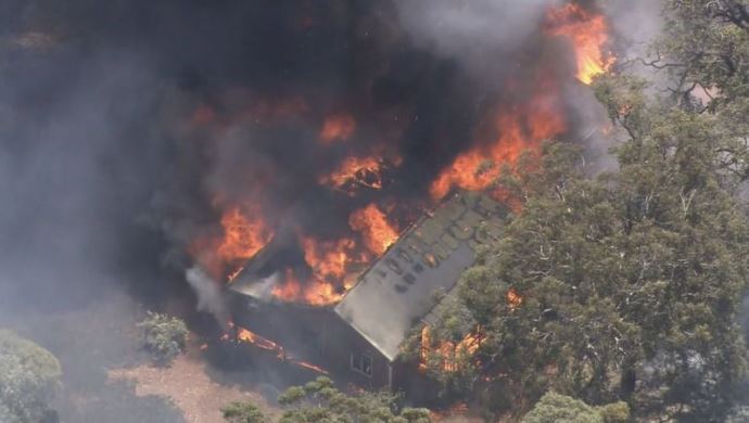 Article image for EMERGENCY WARNING | Homes destroyed as bushfire continues to rage in Perth’s east
