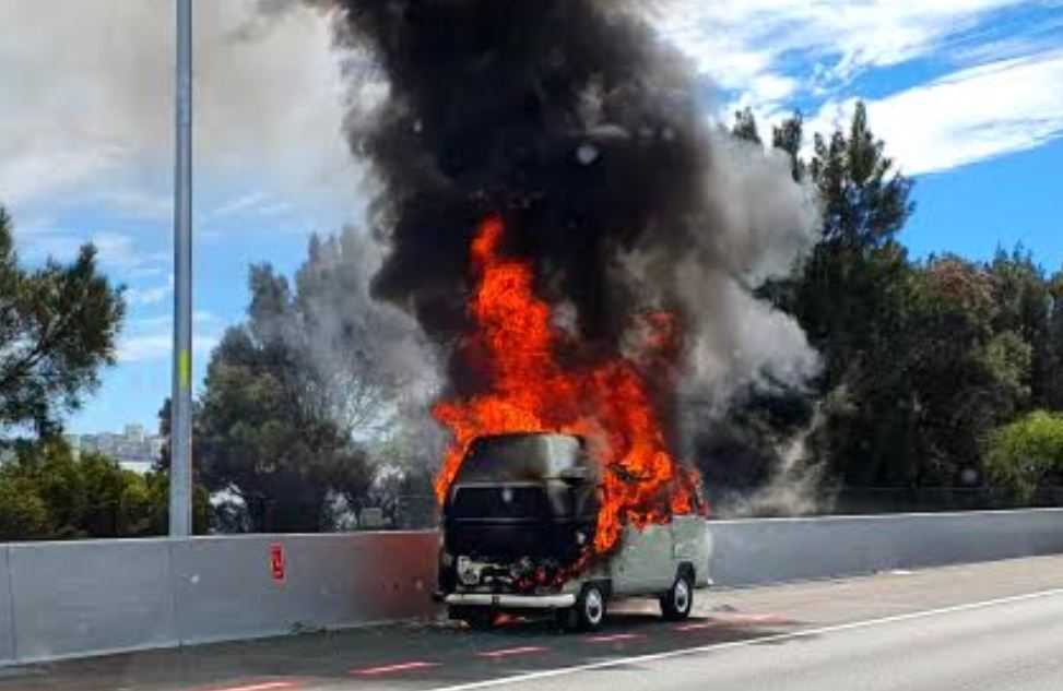 Article image for Raging car fire causes traffic chaos on Kwinana Freeway