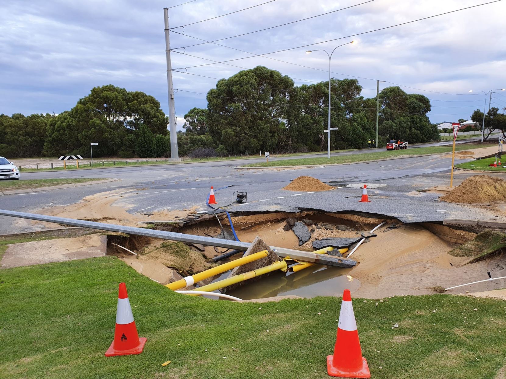 Article image for Traffic chaos after sink hole opens up in Perth’s north