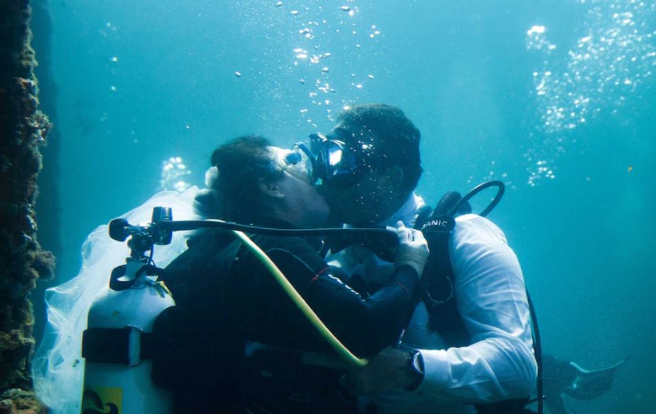 Article image for Scuba couple tie the knot in WA’s first underwater wedding