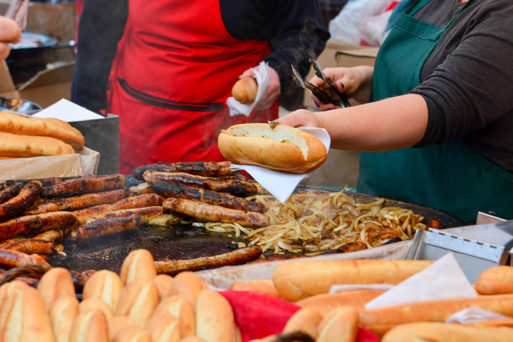 Article image for Cheerleaders targeted in brazen Bunnings sausage sizzle robbery