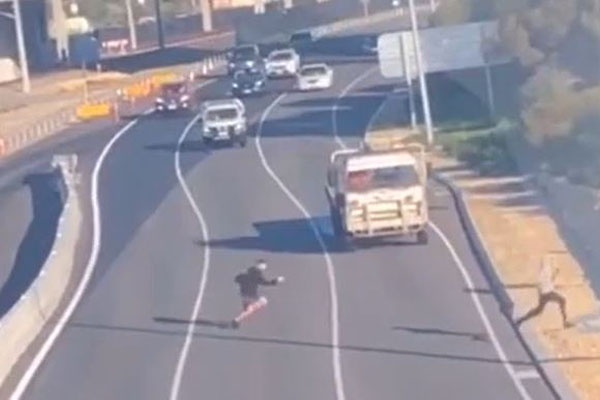 Article image for Kids dodge traffic in dangerous freeway stunt