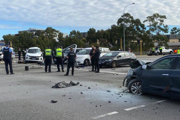 Article image for Serious crash closes Graham Farmer Freeway intersection