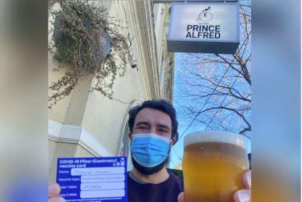 Article image for Scott Morrison backs pub after TGA bans its vaccine for beers incentive