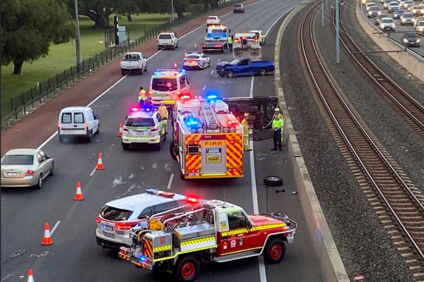 Article image for Freeway crash causes traffic chaos for Perth commuters