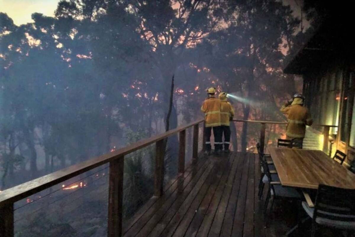Article image for Eagle Bay fire downgraded, residents may be allowed to return to their homes today