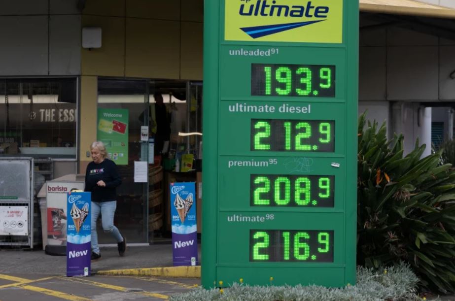 Article image for ‘I’m not buying that’: Fuel excise cut sparks price collusion fears