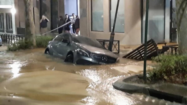 Article image for Car ‘completely submerged’ in sinkhole incident in Perth’s west