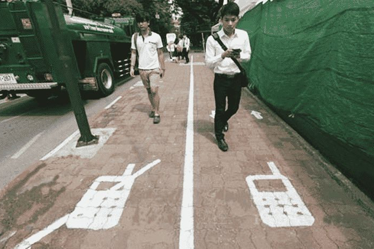 Article image for ‘Phone zombies’: The dangers of using your phone on the street