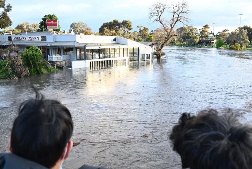 Article image for Thousands evacuate as flood crisis hits Melbourne and regional towns
