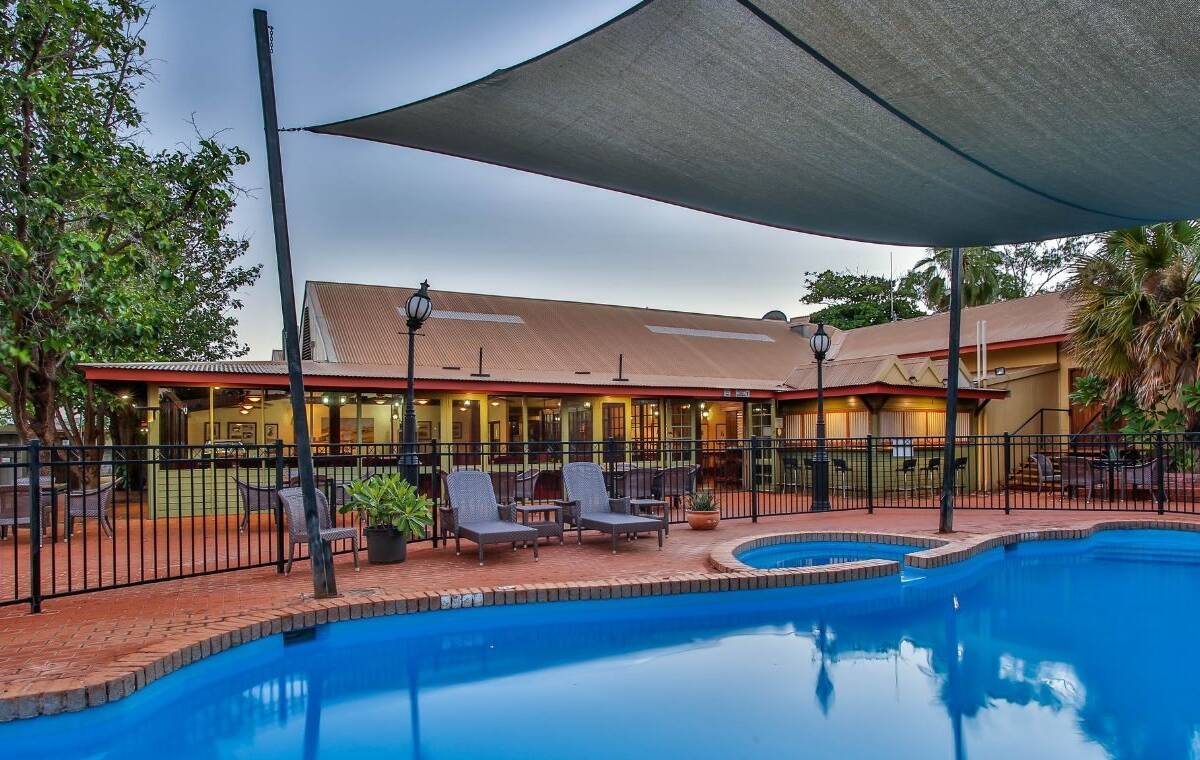 Article image for 590m electric fence approved for reluctant Kimberley Hotel owners