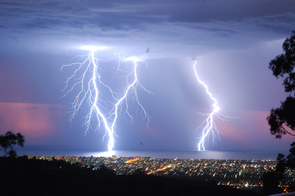 Article image for High temperatures and abrupt wind changes set to light Perth skies