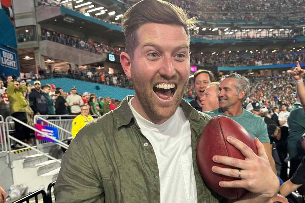 Article image for VIDEO: Melbourne man catches winning Super Bowl ball!