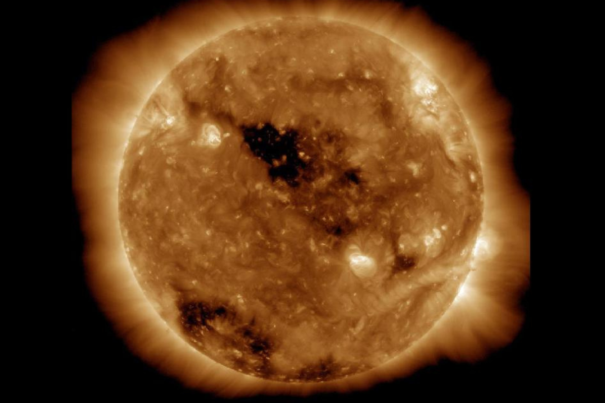Article image for Solar wind warning as massive hole rends the Sun