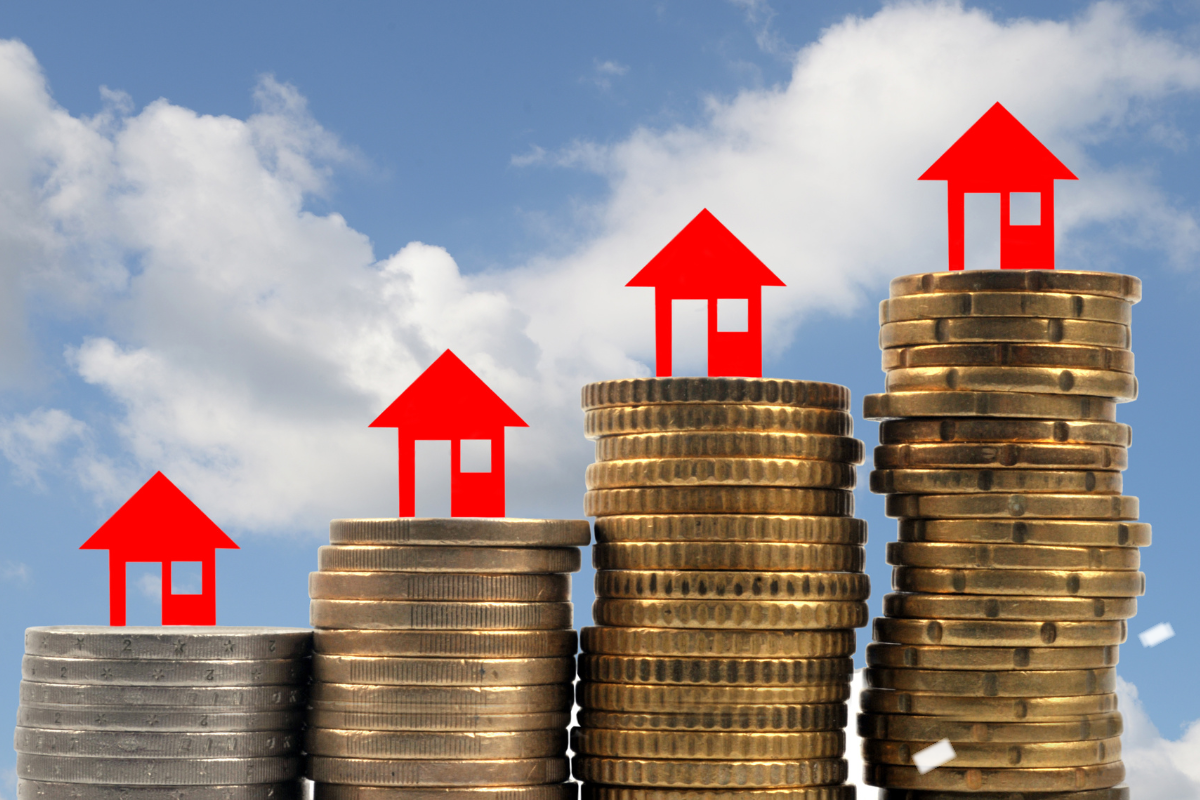 счастливая семья в доме. квартирный переезд. Many rent. Many rent. переехали в новый дом.