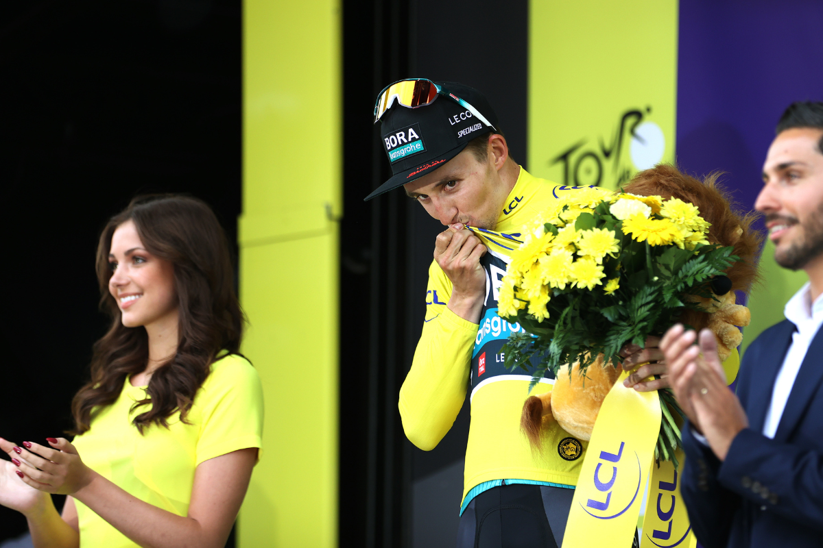 Article image for Perth cyclist Jai Hindley seizes yellow jersey at Tour de France