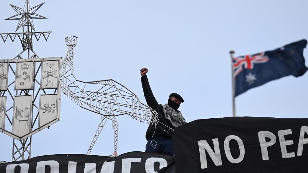 Article image for Pro-Palestinian supporters occupy roof of Parliament House in Canberra