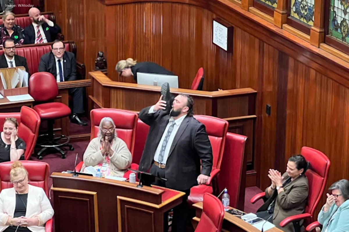 Article image for MP bows out with a shoey on the floor of Parliament