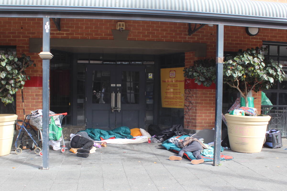 Article image for Fremantle’s homelessness crisis deepens with rough sleepers outside vacant Hungry Jack’s