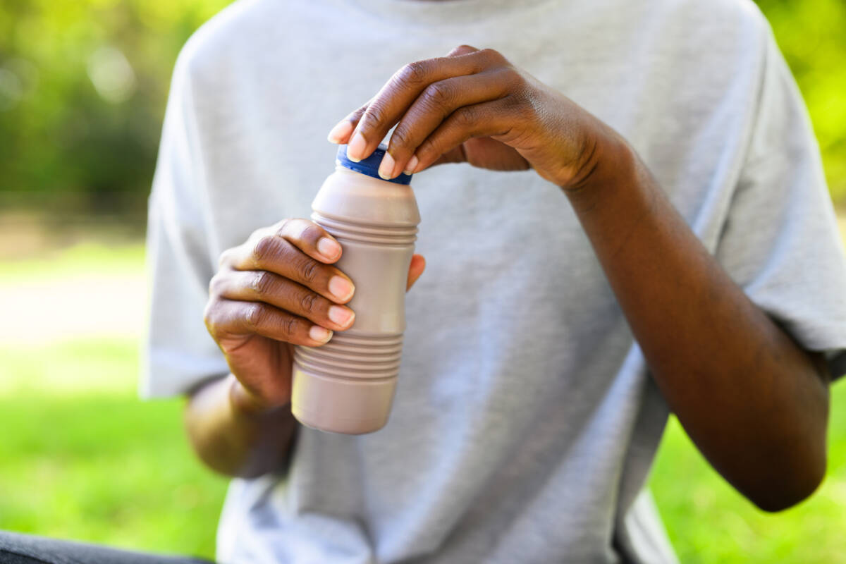 Article image for Study finds chocolate milk helps athletes train longer than water