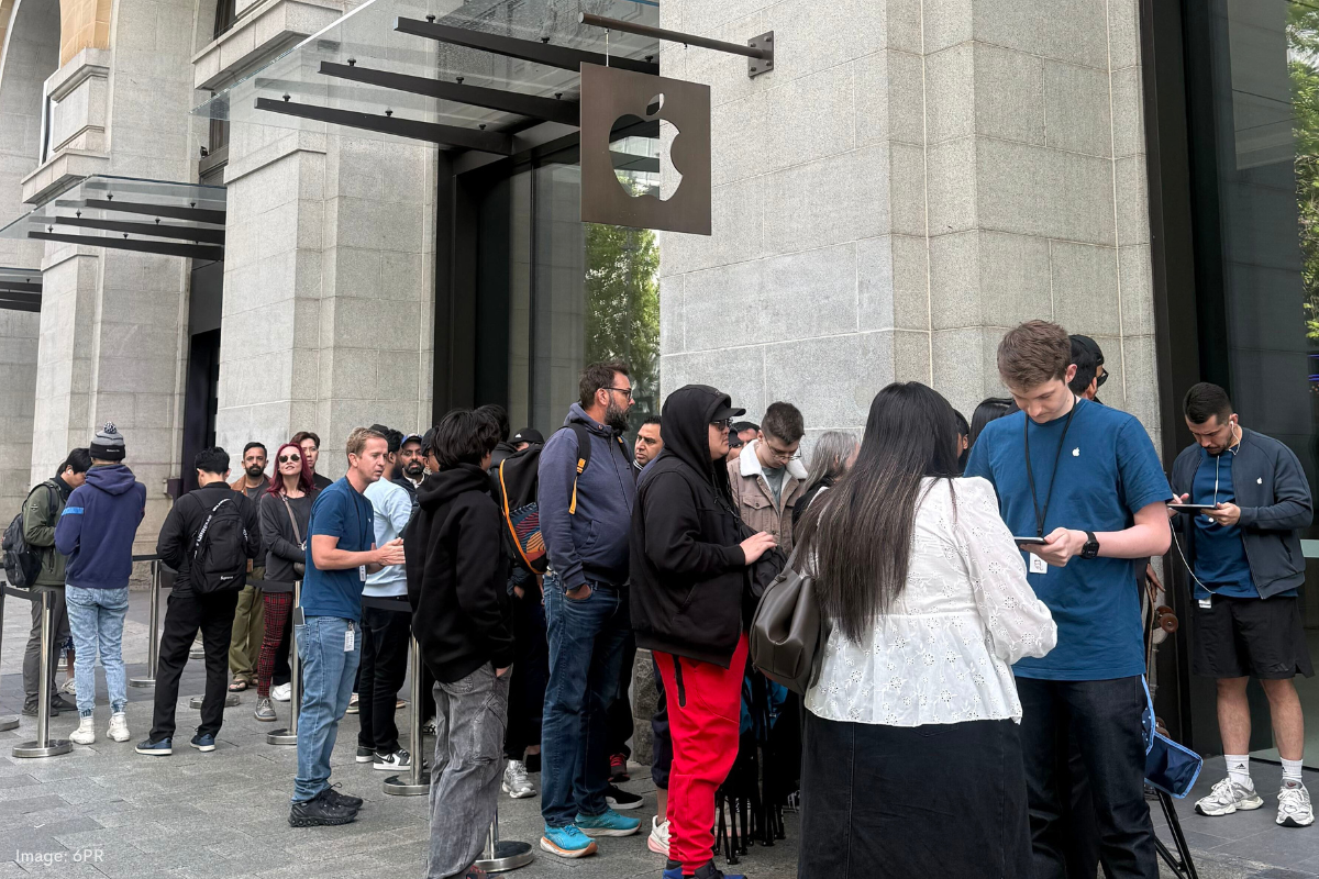 Article image for iFans flock to the Apple Store for the debut of the iPhone Duo